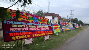 Posko kemenangan Bupati Tubaba Terpilih Novriwan Jaya Dan Nadirsyah dibanjiri Karangan Bunga Ucapan selamat
