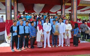 Bupati dan Wakil Bupati Tubaba Serahkan Trofi Juara Lomba dalam Peringatan HUT ke-80 RI