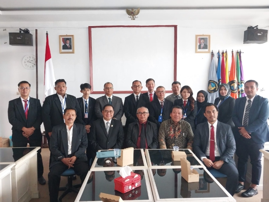 Sebagai manusia, kita tidak hanya perlu menjadi pintar secara intelektual, tetapi juga perlu memiliki sikap yang baik agar bisa sukses dan bahagia dalam kehidupan.